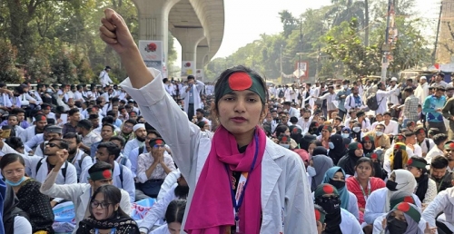 চার দফা দাবিতে ম্যাটস শিক্ষার্থীদের শাহবাগ অবরোধ