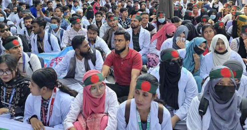 চার দফা দাবিতে ম্যাটস শিক্ষার্থীদের শাহবাগ অবরোধ