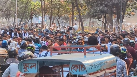 মাউশির মোড়ে শিক্ষার্থীদের উদ্দেশে সাউন্ড গ্রেনেড নিক্ষেপ