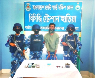 আয়াত হোসেন নামে এক মাদক ব্যবসায়ীকে আটক করেছে কোষ্টগার্ড। 