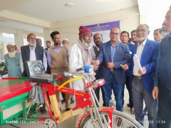 নলছিটিতে ভিক্ষুক,হতদরিদ্রদের মাঝে ভ্যান রিক্সা বিতরণ।