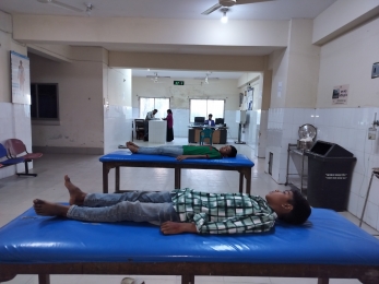 স্কুলের দুই শিশু ছাত্রকে পেটালেন শিশু ছাত্রীর বাবা