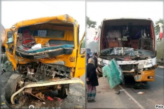 কাউনিয়া তিস্তা সেতুতে বাস-ট্রাকের ভয়াবহ সংঘর্ষ, ট্রাকচালক গুরুতর আহত