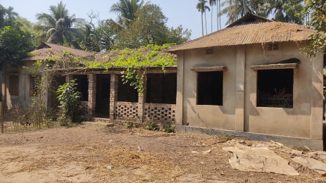 আওয়ামী লীগ নেতার ভয়ে পাচঁ বছর ধরে ভিটেমাটি ছাড়া কৃষক পরিবার