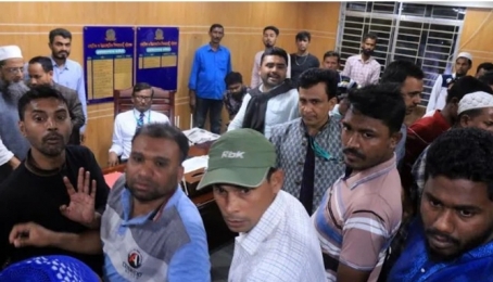 বিএনপি নেতার অনুসারীদের হাতে বরিশাল শিক্ষা বোর্ড চেয়ারম্যান লাঞ্ছিত