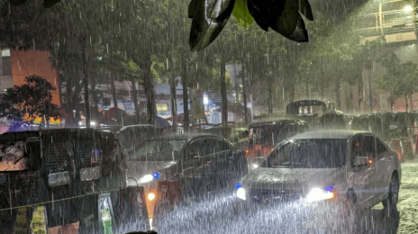 বসন্তের সন্ধ্যায় হঠাৎ বৃষ্টিতে ভিজলো ঢাকা