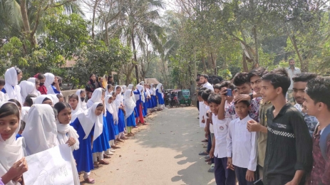 দেশব্যাপী ধর্ষণের বিরুদ্ধে নলছিটিতে শিক্ষার্থীদের মানববন্ধন