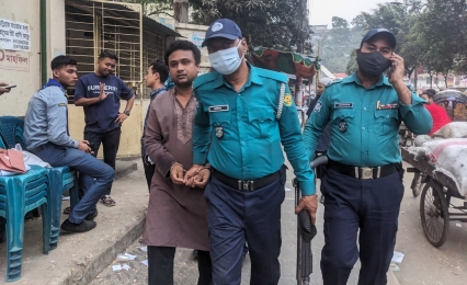 জবিতে 'জয় বাংলা' লেখার সময় নিষিদ্ধ সংগঠন 'ছাত্রলীগ' কর্মী আটক
