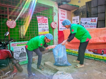 নলছিটিতে রোজা রেখেও থেমে নেই বিডি ক্লিনের স্বেচ্ছাসেবকেরা