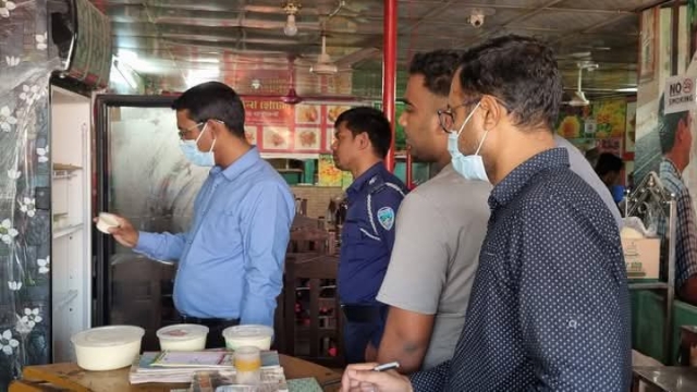 মিরসরাই বাজারে মোবাইল কোর্ট  ৪ দোকানীকে ১৪ হাজার টাকা জরিমানা
