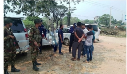 নিরাপত্তা নিশ্চিত করতে চৌদ্দগ্রাম আর্মি ক্যাম্প থেকে চৌদ্দগ্রাম বাজার হাইওয়েতে সেনাবাহিনী ও পুলিশের যৌথ উদ্যোগে চেকপোস্ট স্থাপন করা হয়।