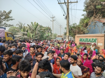 গাজীপুরে বকেয়া বেতনের দাবিতে ঢাকা সিলেট মহাসড়ক অবরোধ 