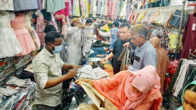 লালমনিরহাটে জমে উঠেছে ঈদের কেনাকাটা