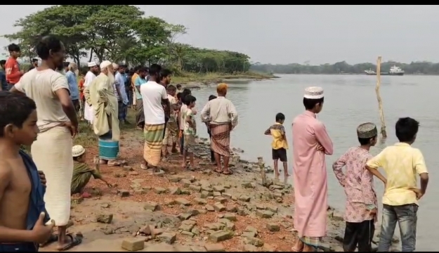 নলছিটিতে লঞ্চের সাথে সংঘর্ষে মাছ ধরা জেলের নৌকাডুবি, এক শিশু নিখোজ।