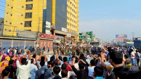 গাজীপুরে বেতন এবং ঈদ বোনাসের দাবিতে, শ্রমিকদের মহাসড়ক অবরোধ