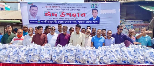 কেন্দ্রীয় বিএনপি নেতা আজিজুল বারী হেলালের পক্ষ থেকে অসহায় ৩০০ মানুষকে ঈদ উপহার বিতরণ। 