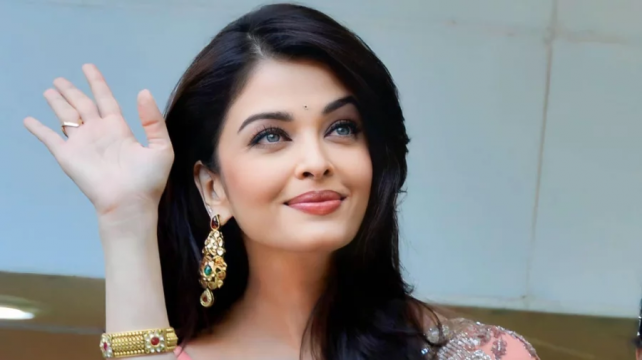 'ঐশ্বরিয়ার' গাড়ি লক্ষ্য করে ধাক্কা দেয় বাস 