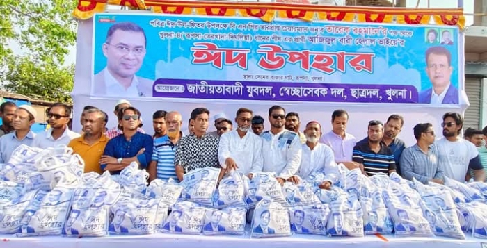 পথচারীদের মাঝে ঈদ উপহার বিতরণ করলেন আজিজুল বারী হেলাল  