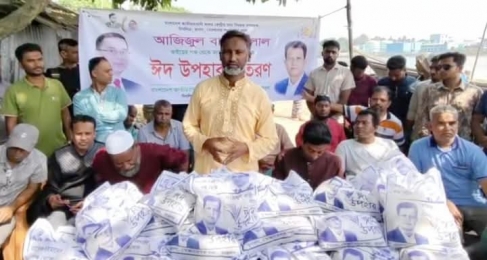 আজিজুল বারী হেলাল এর পক্ষ থেকে দিঘলিয়া ঈদ উপহার বিতরণ। 