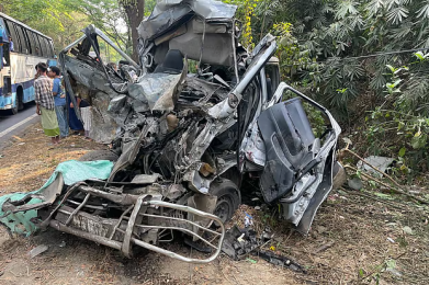 বাসের সঙ্গে মাইক্রোবাসের মুখোমুখি সংঘর্ষ - নিহত ১০ 