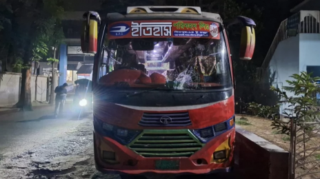 দিনেদুপুরে চলন্ত বাসে ছিনতাই, যাত্রীদের মালামাল লুট
