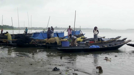 নদী-হাওড়ে মাছ নেই, জেলেরা ছাড়ছেন তাদের ঐতিহ্যবাহী পেশা 