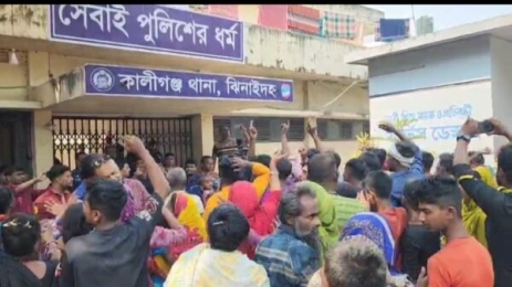 কালীগঞ্জ ওসির অপসারণ দাবিতে থানায় অবস্থান ও সড়ক অবরোধ করে গ্রামবাসীর বিক্ষোভ