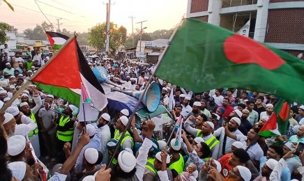 ফিলিস্তিনে গণহত্যার প্রতিবাদে ভূঞাপুরে বিক্ষোভ মিছিল!