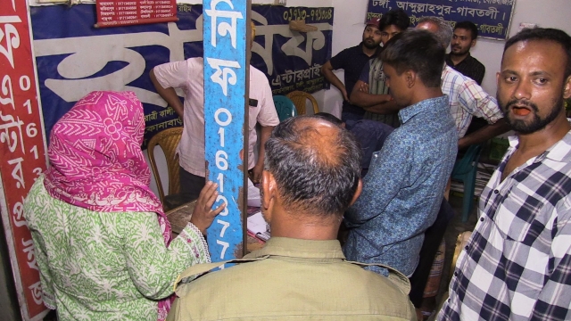 লালমনিরহাট অনেক পরিবহন কাউন্টারে সড়ক পথেই যেন বিমানের ভাড়া।।