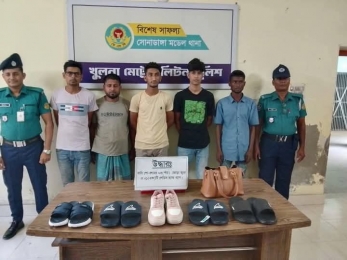খুলনায় লুটপাটের ঘটনায় জুতা সহ আটক ৫