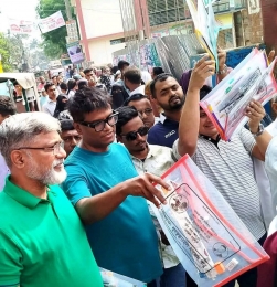 ঈশ্বরগঞ্জে এসএসসি পরীক্ষার্থীদের মাঝে বিএনপি আহ্বায়কের শিক্ষা উপকরণ বিতরণ। 