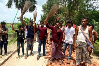 তালতলীতে সড়ক নির্মাণে অনিয়ম প্রকৌশলী ও ঠিকাদারের বিরুদ্ধে ঝাড়ু – মিছিল। 