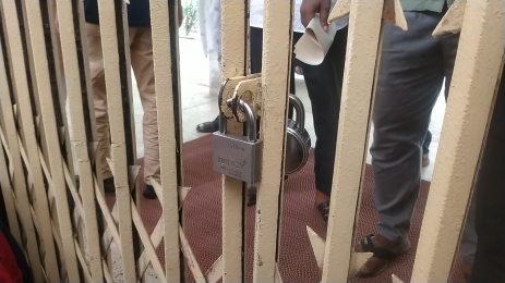২ দফা দাবিতে প্রশাসন ভবনে তালা ঝুলিয়ে অবরোধ 