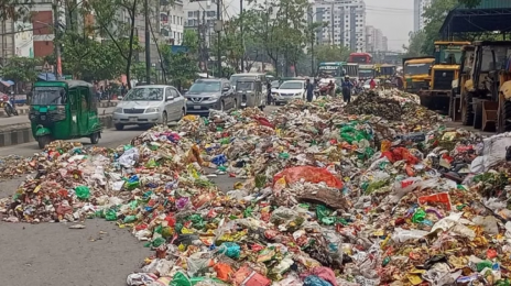 বকেয়া বেতনের দাবিতে, ঢাকার রাস্তায় বর্জ্য ফেলে প্রতিবাদ - 