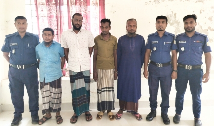 আমতলীতে আন্তঃজেলা ডাকাত দলের ৪ ডাকাত গ্রেপ্তার।