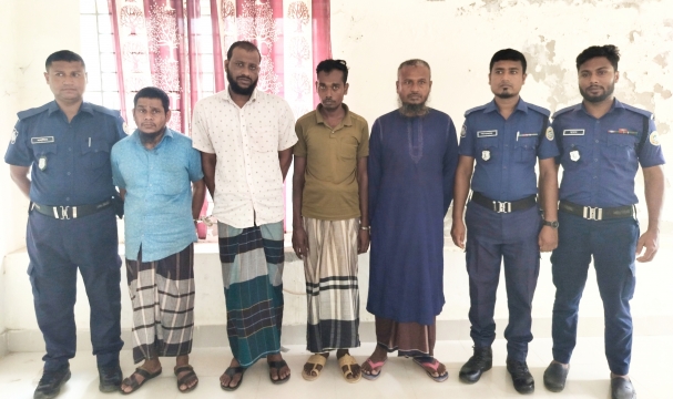 আমতলীতে আন্তঃজেলা ডাকাত দলের ৪ ডাকাত গ্রেপ্তার।