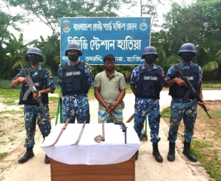 নোয়াখালীর হাতিয়ায় হাতিয়া জাহাজমারায় ডাকাতিকালে স্থানীয় জনগণের সহায়তায় অস্ত্রসহ ১ জন ডাকাতকে আটক করেছে কোস্টগার্ড।