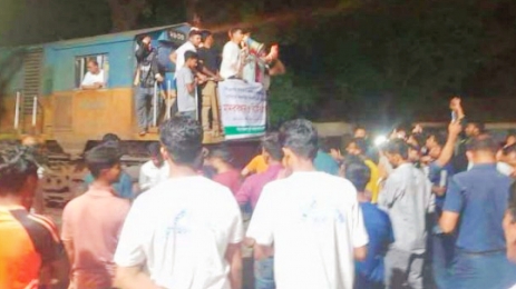 ময়মনসিংহে ট্রেন অবরোধ করে রাতে শিক্ষার্থীদের বিক্ষোভ 