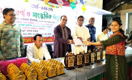 নলছিটিতে পাবলিক লাইব্রেরির নববর্ষ উপলক্ষে প্রতিযোগিতায় বিজয়ীদের পুরস্কার বিতরণ