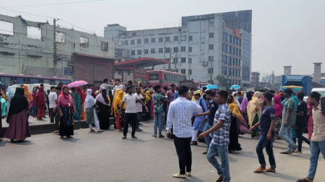  টঙ্গীতে মহাসড়ক অবরোধ-পোশাক শ্রমিকদের  