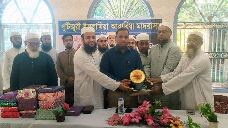 কওমী মাদরাসার মেধাবী শিক্ষার্থীদের পুরস্কার দিলেন উপজেলা ইউএনও