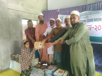জহুর উদ্দীন আখঞ্জী মাদরাসায় বিনা মূল্যে বই বিতরণ   
