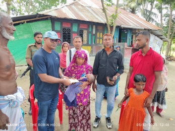 বজ্রপাতে নিহত গৃহবধূ আসমা বেগমের সন্তানের পাশে নলছিটির ইউএনও।