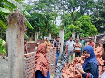 নলছিটিতে সরকারি জমি দখল করে বাড়ি নির্মান,বন্ধ করে দিলো উপজেলা প্রশাসন।