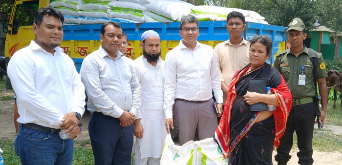 উন্নত জাতের গরু ও খাদ্য পেয়ে উচ্ছ্বসিত ৪৬ পরিবার