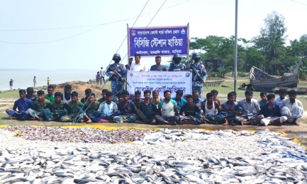 নোয়াখালীর হাতিয়ায় কোস্ট গার্ড ও মৎস্য অধিদপ্তরের যৌথ অভিযানে অবৈধভাবে ধৃত প্রায় ১২ লক্ষ টাকা মূল্যের ১ হাজার ৬০০ কেজি ইলিশ জব্দ।