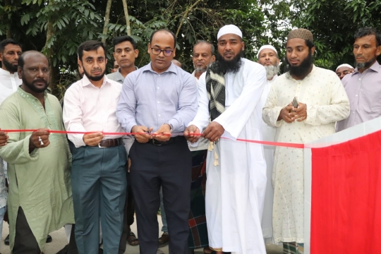 সড়কের দুর্দশায় ছিটকে পরে শিশুর মৃত্যু,সেই সড়কের নির্মান কাজ উদ্বোধন করলেন ইউএনও। 