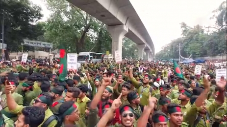রাজধানীর শাহবাগ মোড় অবরোধ- শিক্ষার্থীদের 