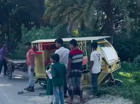 রামগতিতে অটোরিক্সা উল্টে  নিহত ১