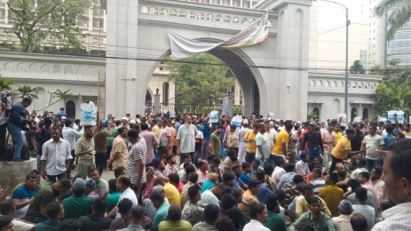 ইশরাকের শপথের দাবিতে চতুর্থ দিনের মতো নগরভবনের সামনে বি ক্ষো ভ